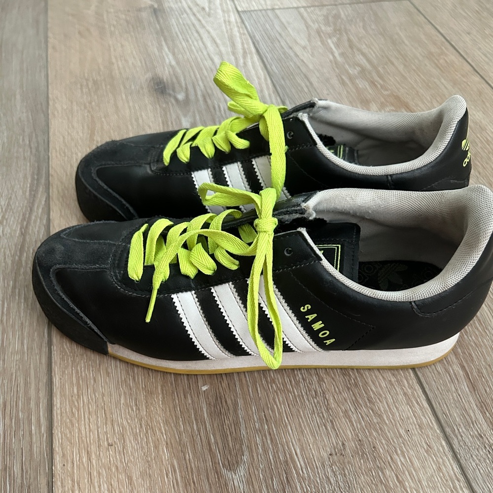 Men’s Adidas Originals Samoa sneakers black and yellow size 8.5